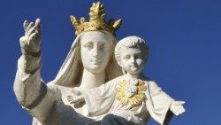 Statue de la vierge couronnée avec enfant, image d'illustration.  