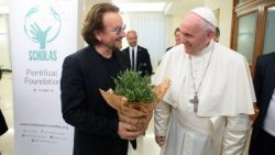 Bono Vox von U2 bei einem Treffen mit Papst Franziskus 2018