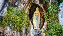 La Vierge Marie dans la grotte de Massabielle à Lourdes.
