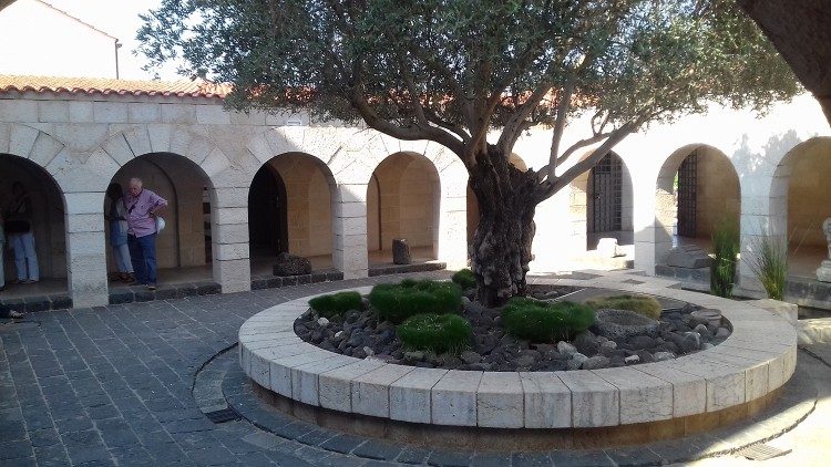 Innenhof des Atriums der Brotvermehrungskirche in Tabgah 