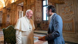 Papa Francesco e don Marco Pozza 2 (credit - foto Vatican Media).png