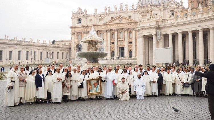 Família mercedária na Praça São Pedro em dezembro de 2018, ocasião em que foi recebida pelo Papa Francisco