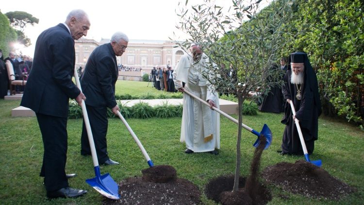 Peres, Abbas, pave Frans og den økumeniske patriark Bartolomeus i Vatikanhagene, 8. juni 2014 