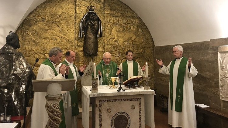 Messe aux Grottes du Vatican présidée par Mgr Angelo Acerbi 