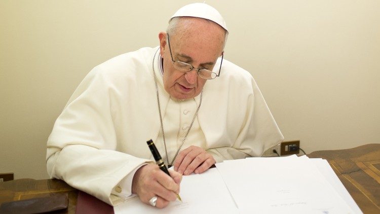 El Papa Francisco firma un documento. Foto de archivo