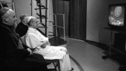 Papst Paul VI schaut sich die Mondlandung an