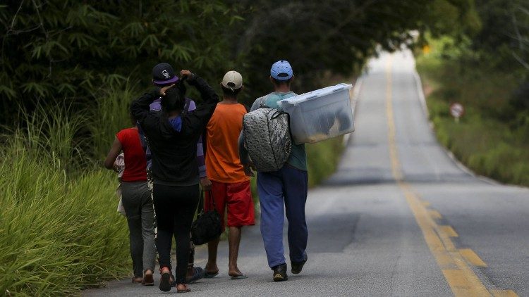 Migrantes venezuelanos chegando ao Brasil