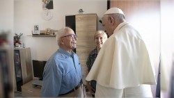 Papež František při setkání se seniorským párem