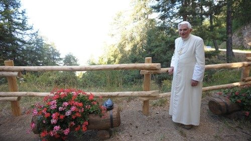 Papež Benedikt XVI. (1927-2022) med enim od svojih poletnih oddihov v alpski pokrajini Valle d'Aosta