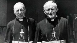 Um sie dreht sich die Ausstellung: Kardinal Stefan Wyszynski (links) und den späteren Papst Karol Wojtyla