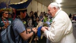 Papst Franziskus mit Indigenen während der Amazonien-Bischofssynode 2019 im Vatikan 