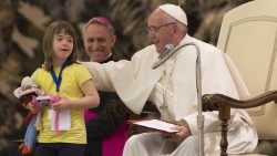 Papst Franziskus bei einer Begegnung mit jungen Menschen mit Behinderung im Vatikan (2016) 