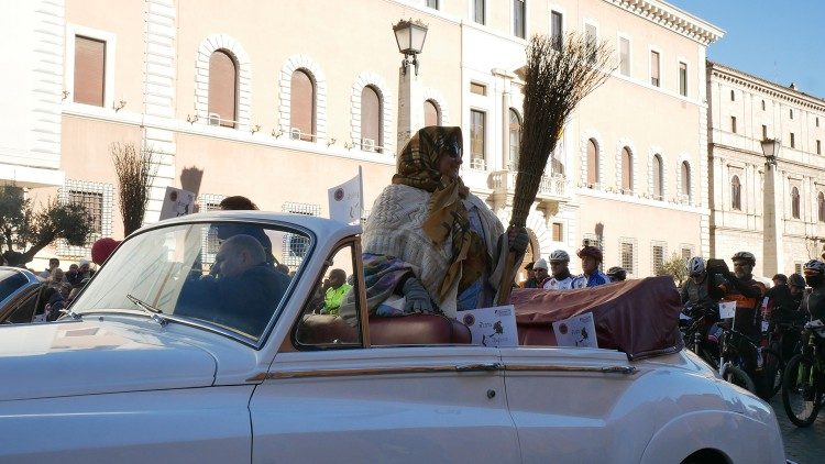 Als Hexen verkleidete Menschen feiern friedlich und fröhlich in Italien die "Befana" (Archivbild) - an anderen Orten werden angebliche Hexen und Hexer verfolgt