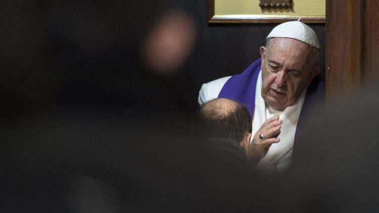 2018.02.15 Papa Francesco incontra i Parroci di Roma, Papa Francesco incontra il clero romano nella Basilica di san Giovanni in Laterano, Papa Francesco confessa i parroci, sacerdoti che si confessano