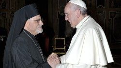 Bischof Giorgio Demetrio Gallaro, hier im Jahr 2015 mit Papst Franziskus 