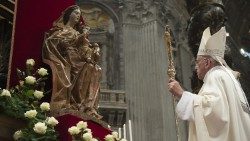 El Papa Francisco en oración ante la Virgen María