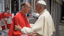 Papst Franziskus und Kardinal Corti im Konsistorium vom 19. November 2016