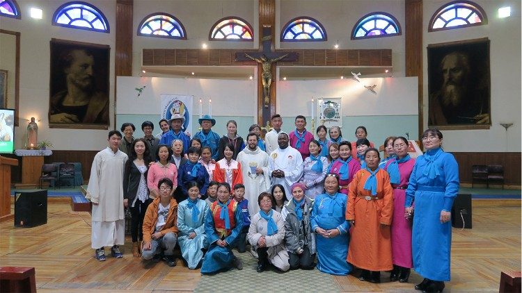 El cardenal Giorgio Marengo y los fieles cristianos de Mongolia (Foto de archivo)