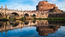 Eine Stadtansicht in Rom: Brücke, die zur Engelsburg führt