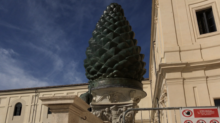 La pigna in bronzo nei Giardini Vaticani