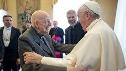 El Papa Francisco junto a Bartolomeo Sorge sj. 