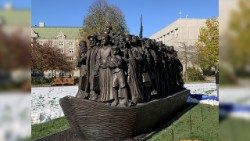 Copia del monumento Angels Unwares (angeli inconsapevoli) il cui originale è in piazza San pietro è arrivata negli Stati Uniti al Boston College, Università dei Gesuiti.