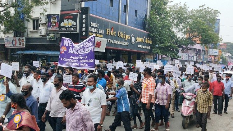 ദളിത് സഹോദരങ്ങൾ തങ്ങളുടെ അവകാശങ്ങൾക്കു വേണ്ടി പോണ്ടിച്ചേരിയിൽ സമരം നടത്തുന്നു  