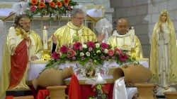 Padre Patton preside la misa en la Iglesia de Caná en Tierra Santa.