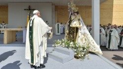 Francisco diante de uma imagem de Nossa Senhora do Carmo no Chile 