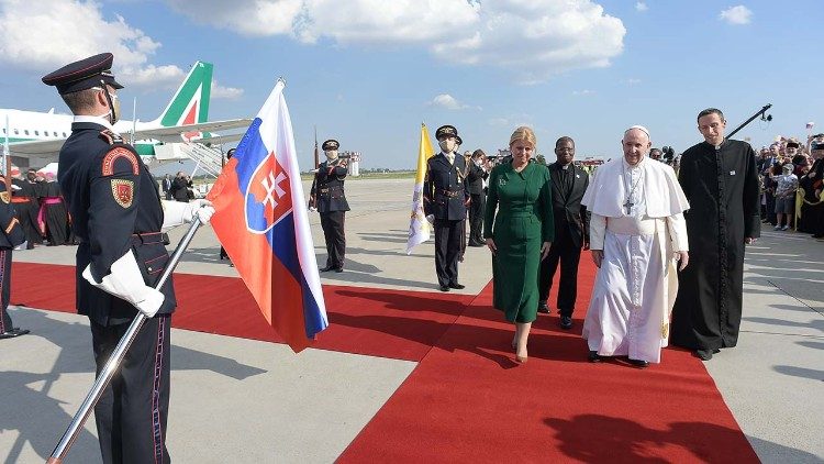 Papa Francisko wakati ametua uwanja wa ndge huko Budapest nchini Hungaria katika kuhitimisha Kongamano la Ekaristi miaka miwili iliyopita.