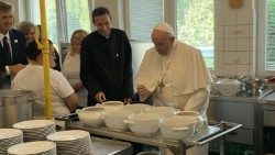 Gruß aus dem Wallfahrtsort Mariazell: Franziskus bekam bei seiner Slowakei-Reise Magenbitter überreicht