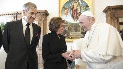 Nancy Pelosi (Mitte) 2021 bei einer Audienz mit Papst Franziskus