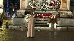 Papst Franziskus frühmorgens bei der Mariensäule schräg vor der Spanischen Treppe in Rom