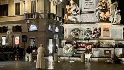 2021.12.08 Il Papa in preghiera ai piedi della statua dell'Immacolata 