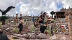 Die Krippe auf dem Petersplatz stammt dieses Jahr aus Peru. Als Coronaschutzmaßnahme wurde der öffentliche Besuch des Papstes jedoch abgesagt