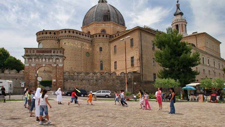 Fëmijë luajnë pranë shenjtërores së Loretos