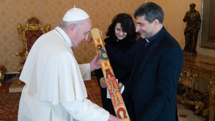 Papa Francesco con don Raffaele Grimaldi