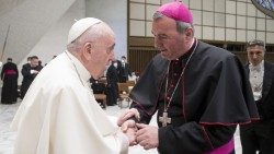 L'arcivescovo Arjan Dodaj saluta Papa Francesco