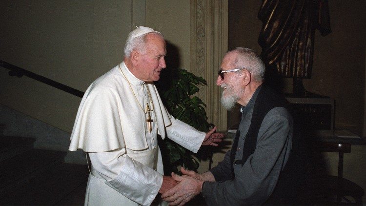 Abbé Pierre mit Papst Johannes Paul II. im August 1990