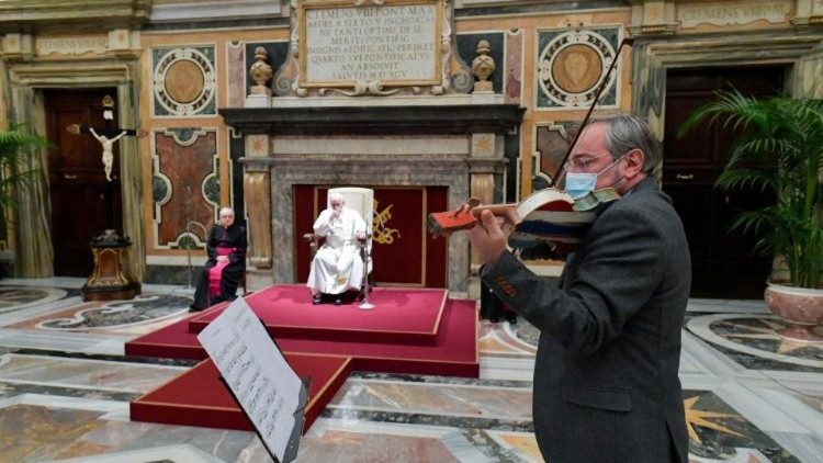 Il brano il Canto del legno suonato davanti a Papa Francesco con il "Violino del mare" realizzato nel carcere di Opera