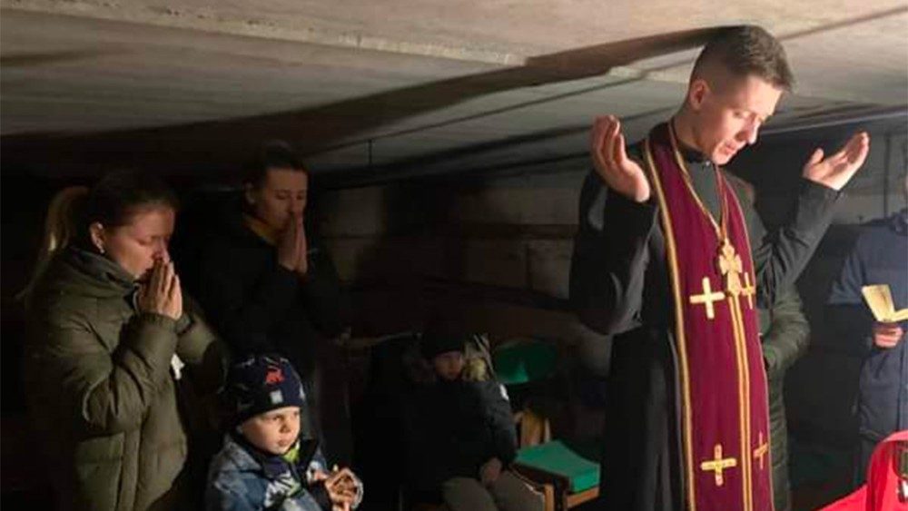 Un sacerdote celebra la messa in un bunker nella città di Vyšhorod, alle porte di Kiev