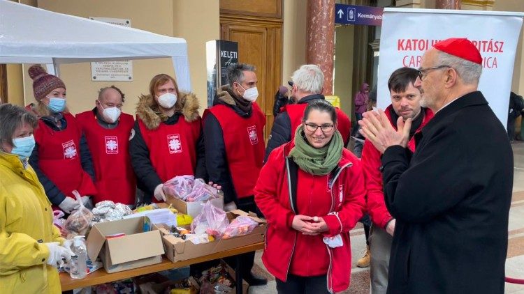 Cardinal Czerny with volunteers