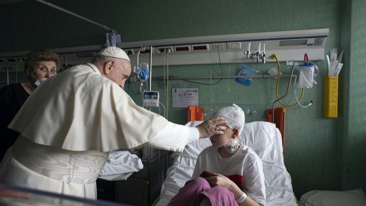 Papa visita crianças no Hospital Bambino Gesù