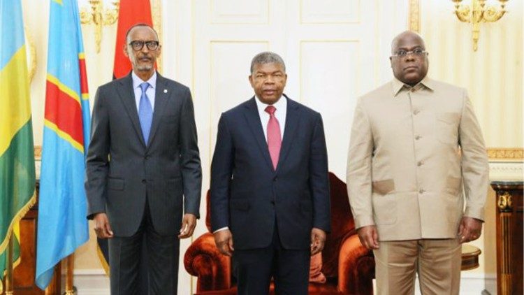 Le président angolais João Lourenço, entouré des présidents rwandais Paul Kagame (à gauche) et congolais Felix Tshisekedi (à droite)