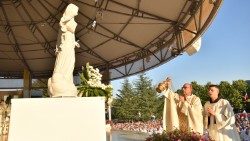 Imagem de Nossa Senhora sendo incensada em Missa celebrada em Medjugorje