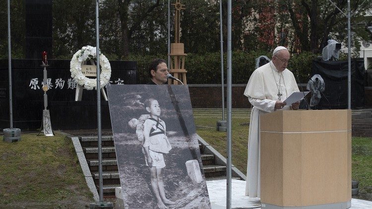 Papež Frančišek med apostolskim potovanjem na Japonskem v Nagasakiju 5. avgusta 2022.