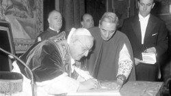 Juan XXIII firma la bula de indicción del Concilio Vaticano II, el 25 de diciembre de 1961