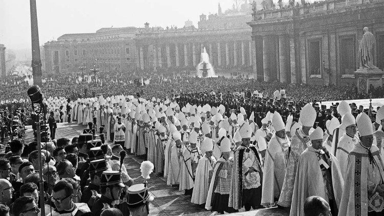 1962-இல், இரண்டாம் வத்திக்கான் திருச்சங்கத்தின் தொடக்க நிகழ்வு 