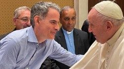 Rafael Luciani mit Papst Franziskus im Oktober 2022 (Archivbild)