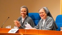 Sor Piera Ruffinatto, Decana de la Pontificia Facultad de Ciencias de la Educación "Auxilium" y la Madre Chiara Cazzuola, Superiora General de las FMA y Gran Canciller de la Pontificia Facultad de Ciencias de la Educación "Auxilium"